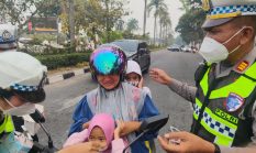 Peduli Dampak Kabut Asap, Polresta Pekanbaru Bagikan 1.300 Masker