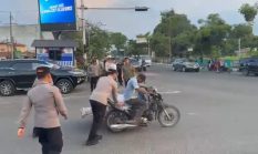 Sigap dan Humanis, Kapolres Binjai Bantu Dorong Betor Warga yang Mogok