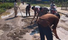 Laksanakan Instruksi Bupati, Camat Pangean Gerakkan ASN WFH, Gotong Royong Perbaiki Jalan dan Bersihkan Masjid