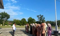 Manfaatkan Momentum WFH, Camat Singingi Ajak Pegawai Gotong Royong Bersihkan Kantor