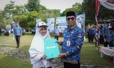 Usai Upacara Hardiknas, Bupati Kuansing Berikan Penghargaan kepada Peraih Juara 2 Hafidz Indonesia