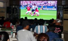 Kapolrestabes Medan Nobar Kick Off Piala Dunia 2026 Bersama Personel dan Masyarakat
