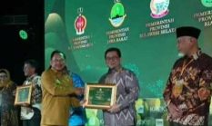 Usai Terima Anugerah Adinata, Sekdaprov Riau Tegaskan Komitmen Pengembangan Finansial Syariah