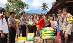 Polres Tapanuli Tengah Salurkan Paket Sembako untuk Warga Hutanabolon Terdampak Banjir