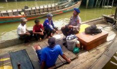 Patroli Sambang Nelayan, Satpolairud Polres Langkat Sampaikan Imbauan Waspada