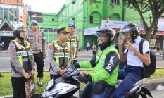 Kapolres Langkat Beri Bingkisan untuk Pegendara yang Tertib Berlalu Lintas