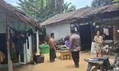 Debit Air Naik hingga 50 Sentimeter, Polsek Tanjung Pura Gerak Cepat Pantau Situasi Warga 