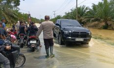 Banjir Rendam Jalan Sumor bor-Tanjung Selamat, Polsek Padang Tualang Sigap Atur Lalu Lintas