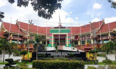 Pimpinan DPRD Riau Umumkan Pergantian Ketua Fraksi Golkar