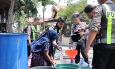 Satlantas Polres Gresik Salurkan Air Bersih, Wujud Kepedulian Polantas Sambut HUT Lalu Lintas ke-71