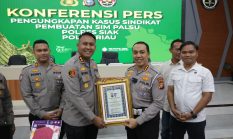 Berhasil Bongkar Sindikat SIM Palsu, Tiga Pejabat Polres Siak Terima Penghargaan dari Dirlantas Polda Riau