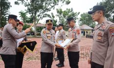 Pimpin Apel Pagi, Kapolres Langkat Beri Penghargaan kepada Personel Berprestasi