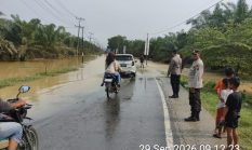 Banjir Rendam Jalan Sumor bor-Tanjung Selamat, Polsek Padang Tualang Sigap Atur Lalu Lintas
