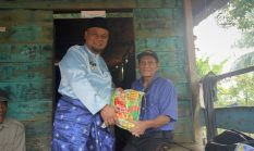 Wabup Siak Syamsurizal Serahkan Bantuan untuk Lansia dan Disabilitas di Sungai Apit