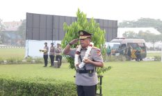 Kapolda Riau Irjen Pol Arman Achdiat Awali Tugas dengan Tepuk Tepung Tawar