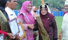 Pakai Baju Melayu Sultanah Latifah, Bupati Afni Pimpin Upacara HUT Siak Sekaligus Sampaikan Pesan Setia dan Keadilan
