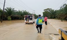 Polisi Bantu Warga Terdampak Banjir di Langkat