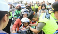Peduli Keselamatan Pengendara, Kapolda Sumut Turun Langsung Bagikan Helm